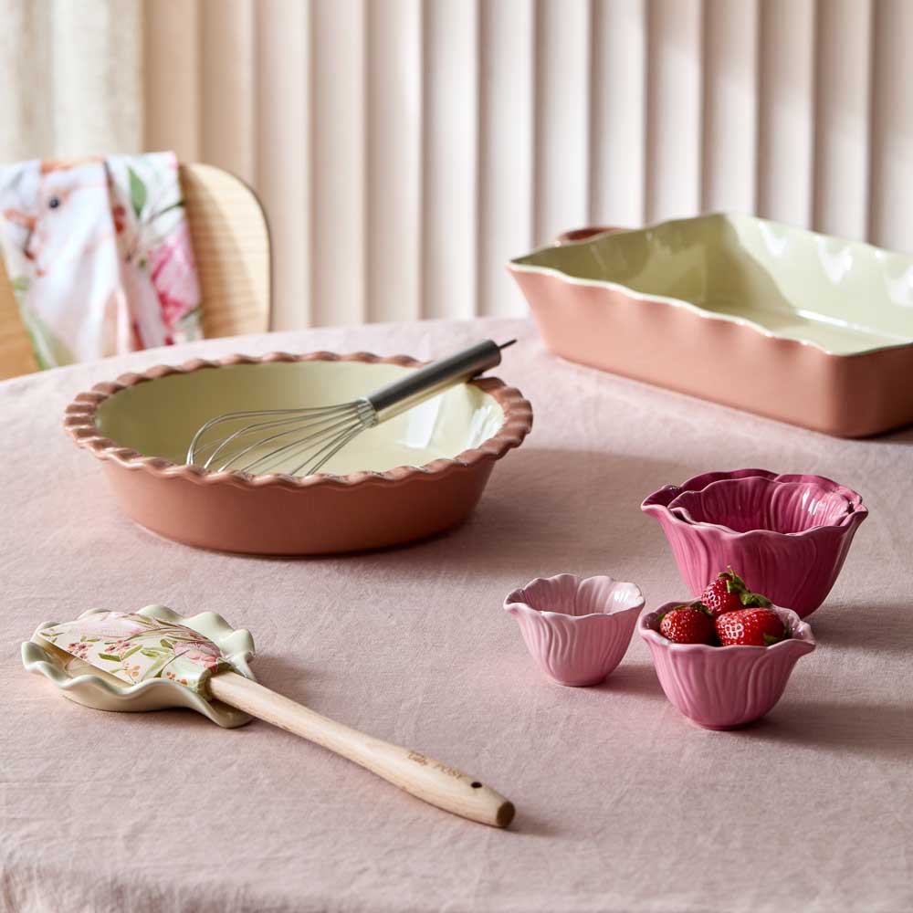 Alex Liddy Posy Pie Dish 27cm Brown with measuring cups at House