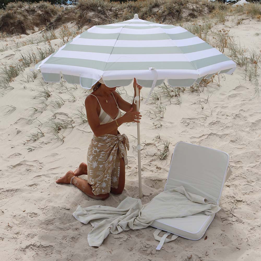 SUNNYLiFE Compact Beach Umbrella green