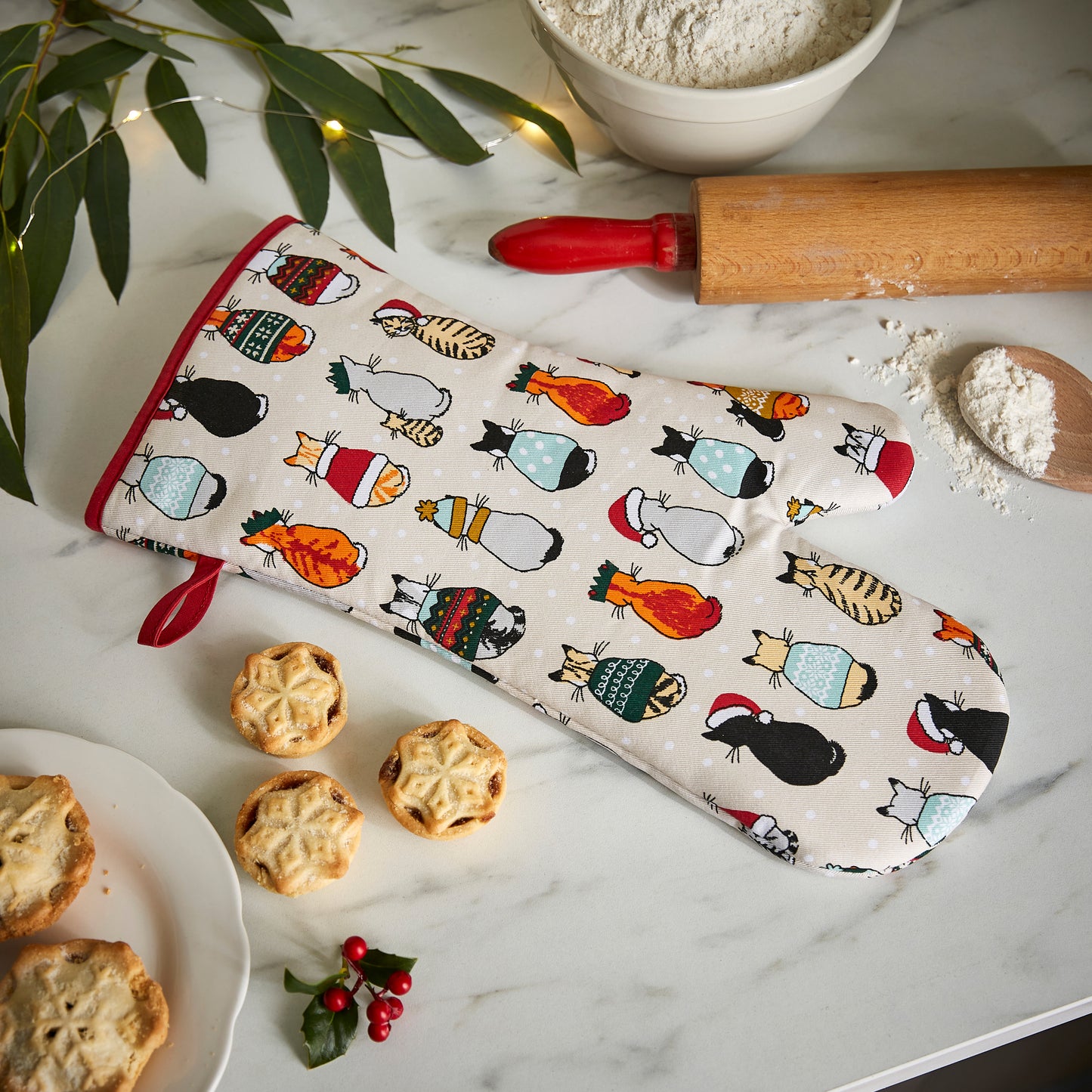 Ulster Weavers Christmas Cats in Waiting Gauntlet Oven Glove