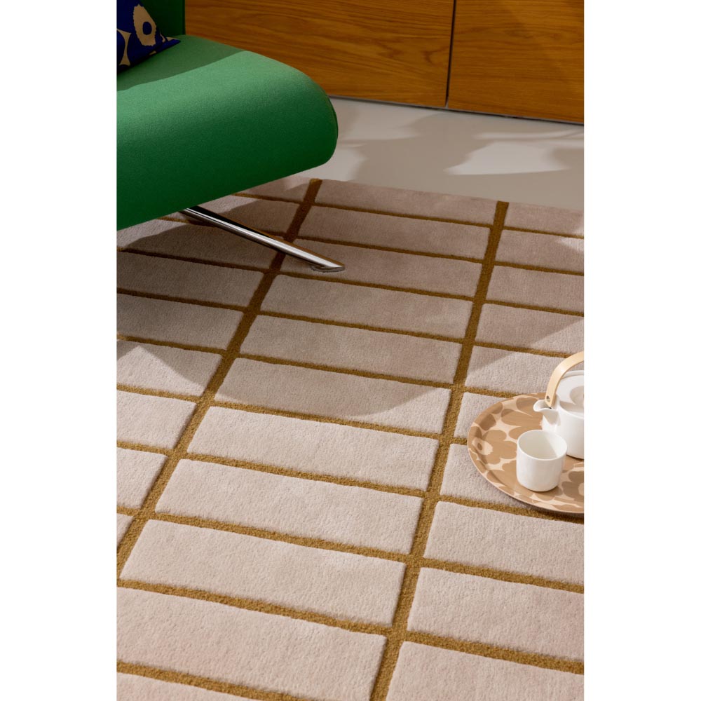 Marimekko Tiiliskivi Rug Bronze Yellow. Cream rug with bronze yellow line grid