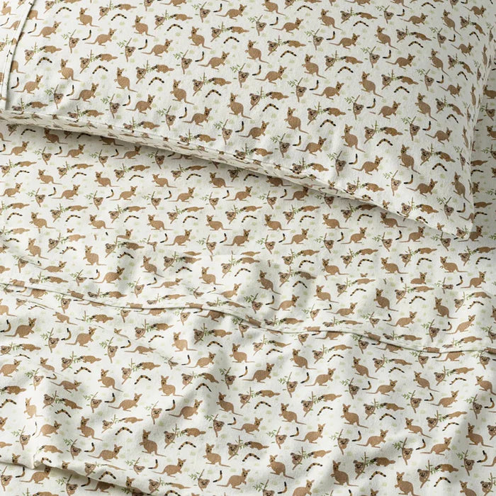 Sheet set with a rabbit pattern on a light background